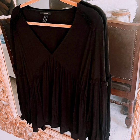 Forever 21 Tops - BEAUTIFUL, ROMANTIC FOREVER 21 TOP 🤍💜🌺